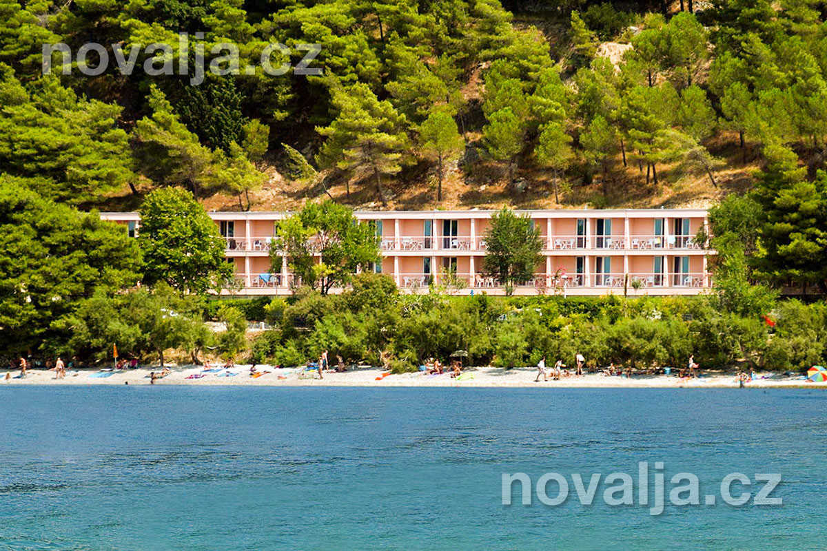 Oblázková pláž u hotelu Brzet